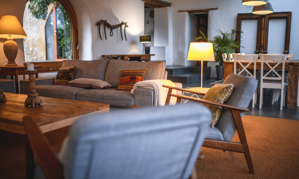 Eclectic Design Style Living Room with wooden details and blue seating