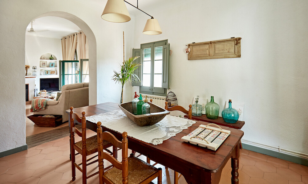 Eclectic Design Style Dining Room with Wood Table and Chairs
